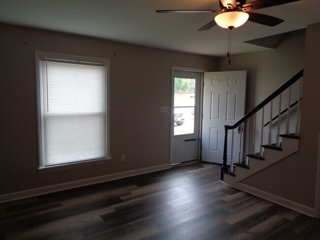 Building Photo - Remodeled Townhouse Apartment in the Heart...