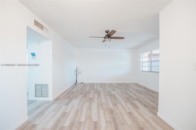 Foto del edificio - 2041 NW 81st Ave