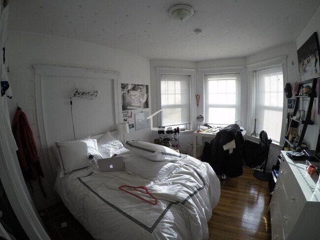 Building Photo - No Brokers Fee, In Unit Washer and Dryer, ...