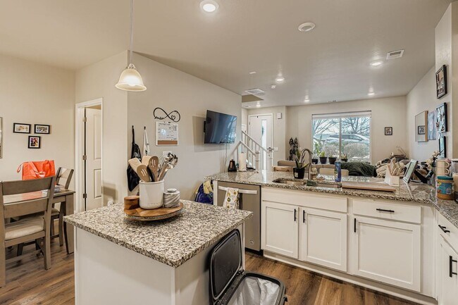 Foto del edificio - Beautiful two-story luxury townhome in highly sought after Belleview Place. 1/2 off 1st months rent!