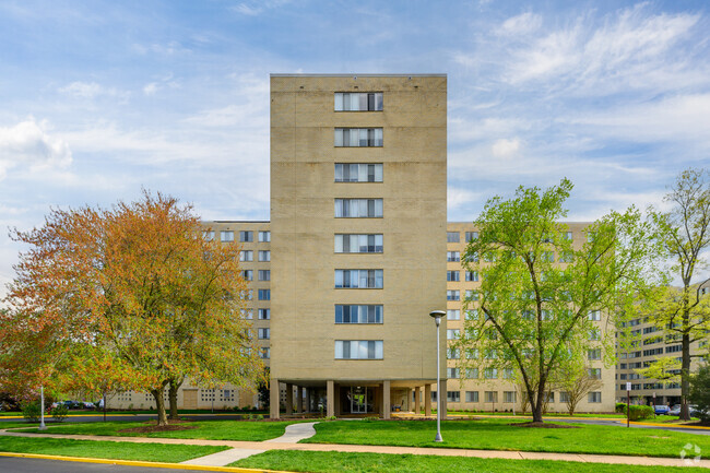 Building Photo - River Towers