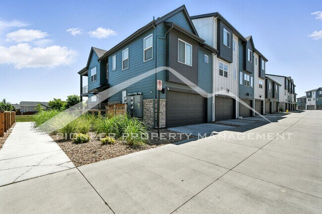 Building Photo - Stunning Townhome with Central AC and Wash...