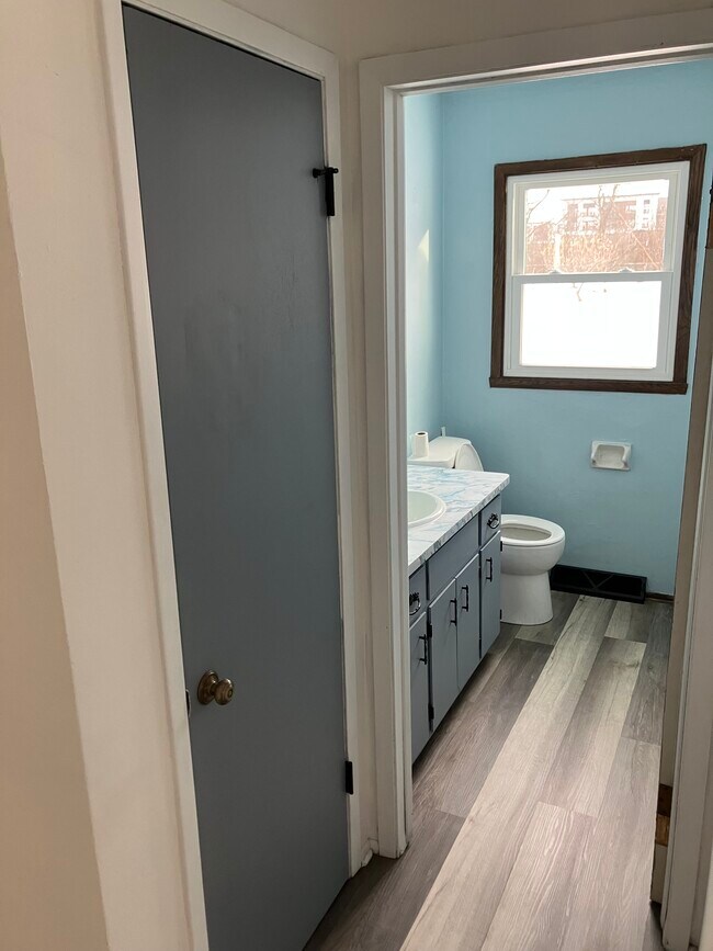 Baño del primer piso - 9165 W Allerton Ave