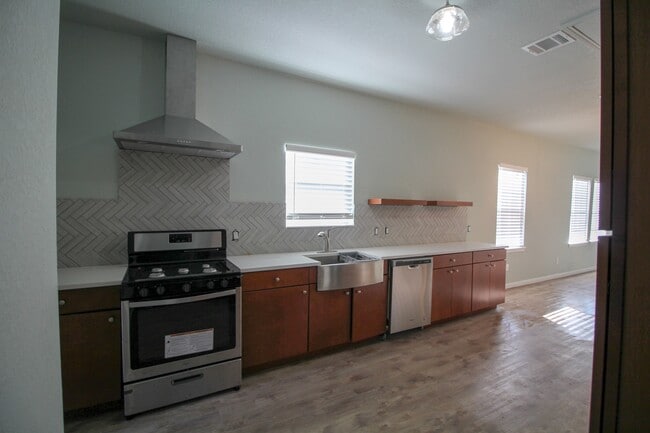 Foto del edificio - Downtown 3 bedroom 2 bath gorgeous remodel