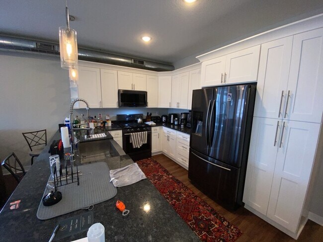 Foto del edificio - Stunning sunsets on private balcony 2 bed 2 bath in Longfellow!