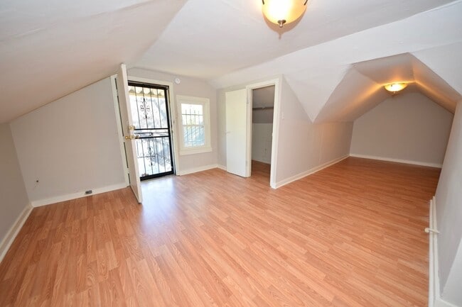 Foto del edificio - 1 Bedroom, 1 Bathroom Upstairs apartment n...