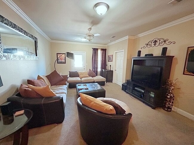 Building Photo - 3 Bedroom Condo in a Gated Community Near LSU