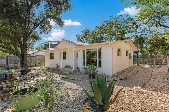 Building Photo - 807 W Oltorf St