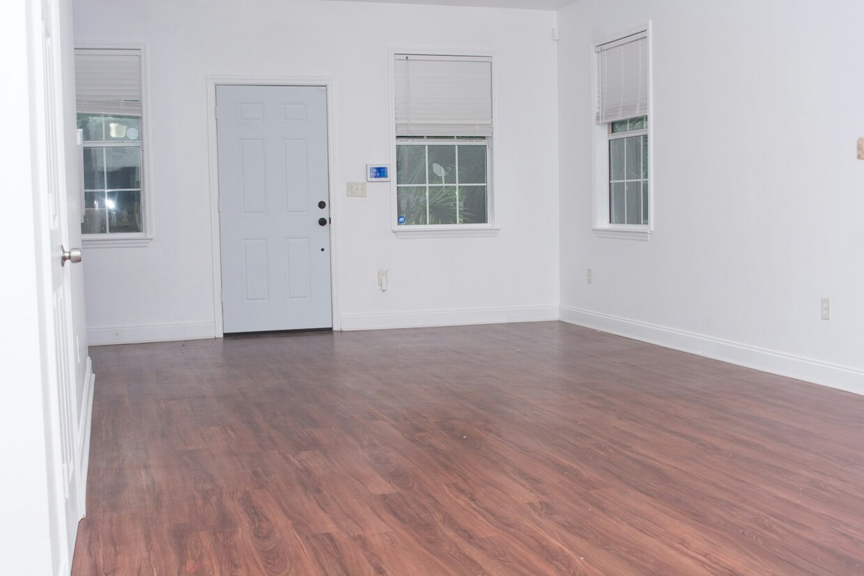 Foto principal - 102 White Dr