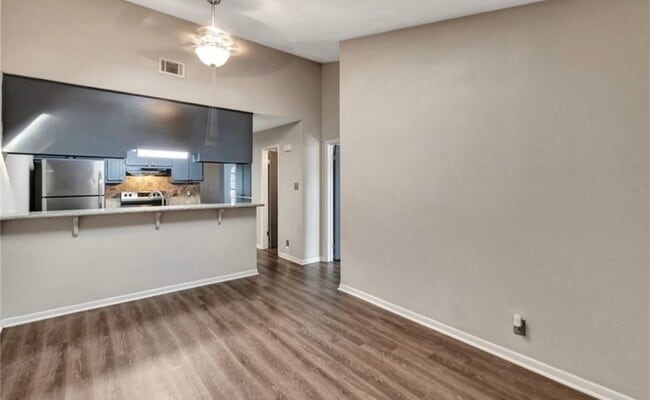 Building Photo - 215 Chantilly St