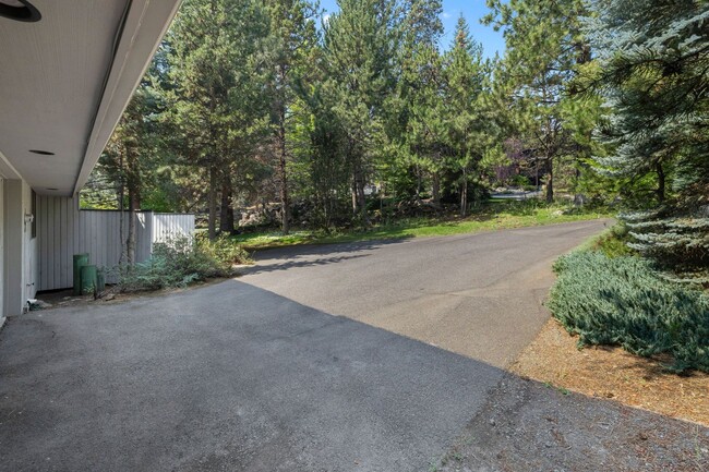 Building Photo - Deschutes River Fully Furnished 3 Bed 2.5 ...