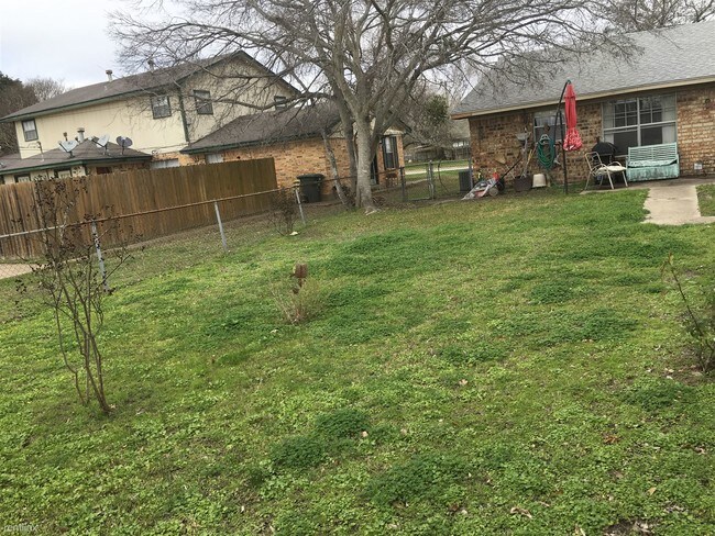 Building Photo - 2 br, 1 bath Duplex - 1922 Briar Oaks Dr 1922