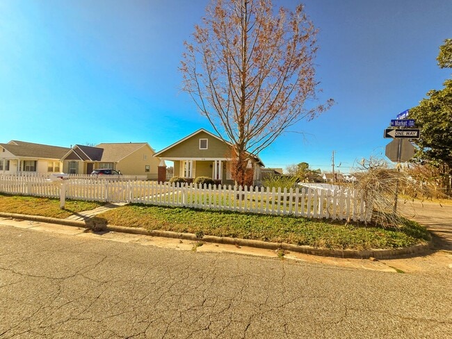 Building Photo - 1224 N Market Ave