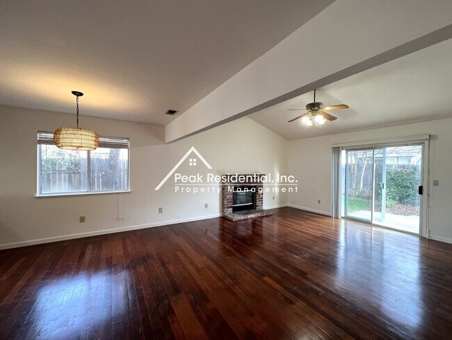 Foto del edificio - Very Nice 3bd/2ba Home with 2 Car Garage!