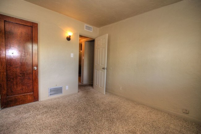 Building Photo - 4 Bed  With Pool Next To UMC/UA