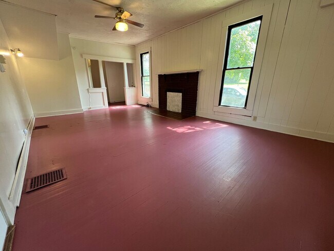 Building Photo - 4 Bedroom Available August 2026;  Monthly ...