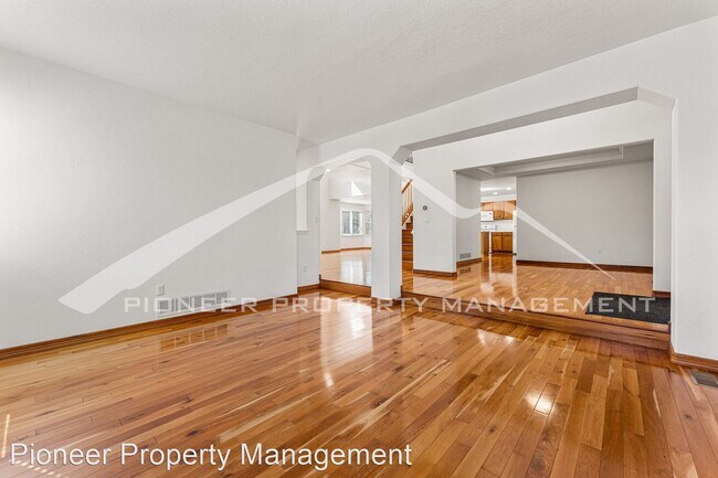 Foto del edificio - 6 br, 4 bath House - 12809 Claude Pl