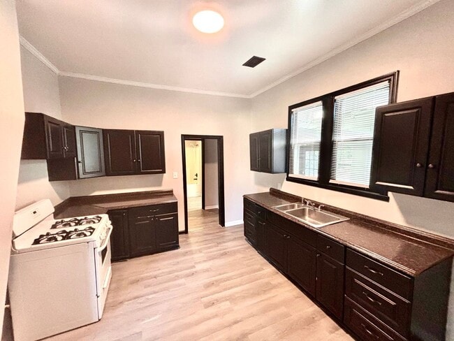 Building Photo - 833 W Oak- Move in ready!