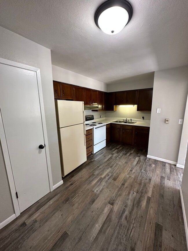Foto del edificio - 528 River Forest Rd.