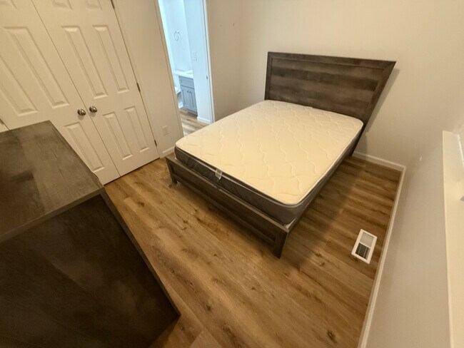 Foto del edificio - Room in Duplex on S Alston Ave
