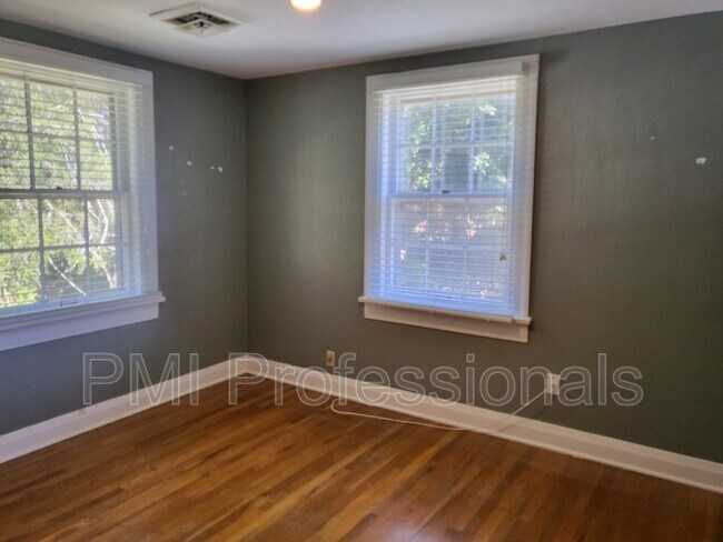 Building Photo - 909 E Lytle St