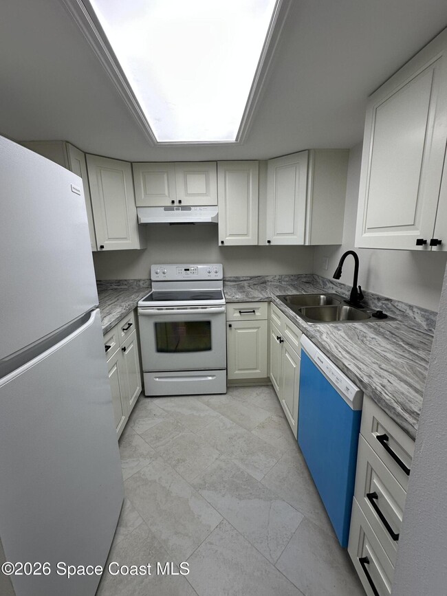 Building Photo - 55 Riverside Dr