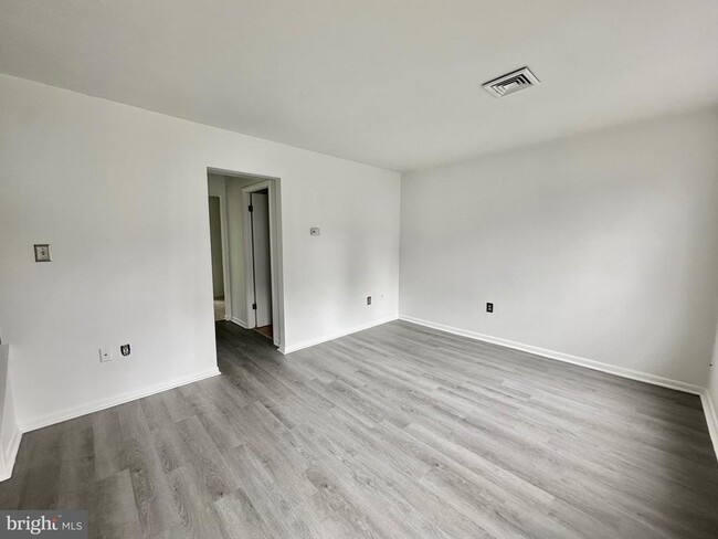 Building Photo - 302 Hills Dr