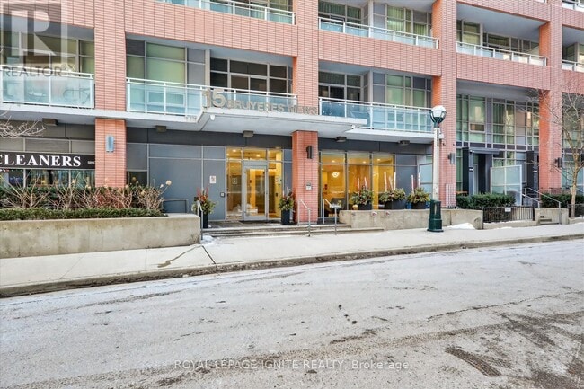 Building Photo - 15 Bruyeres Mews