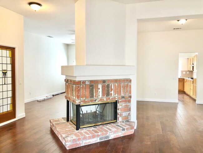 Building Photo - Wonderful Single Story Home, Quiet Neighbo...