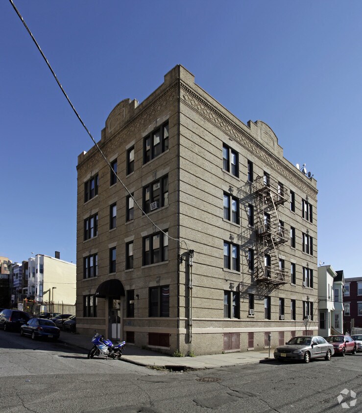 Primary Photo - 2-4 Jones St