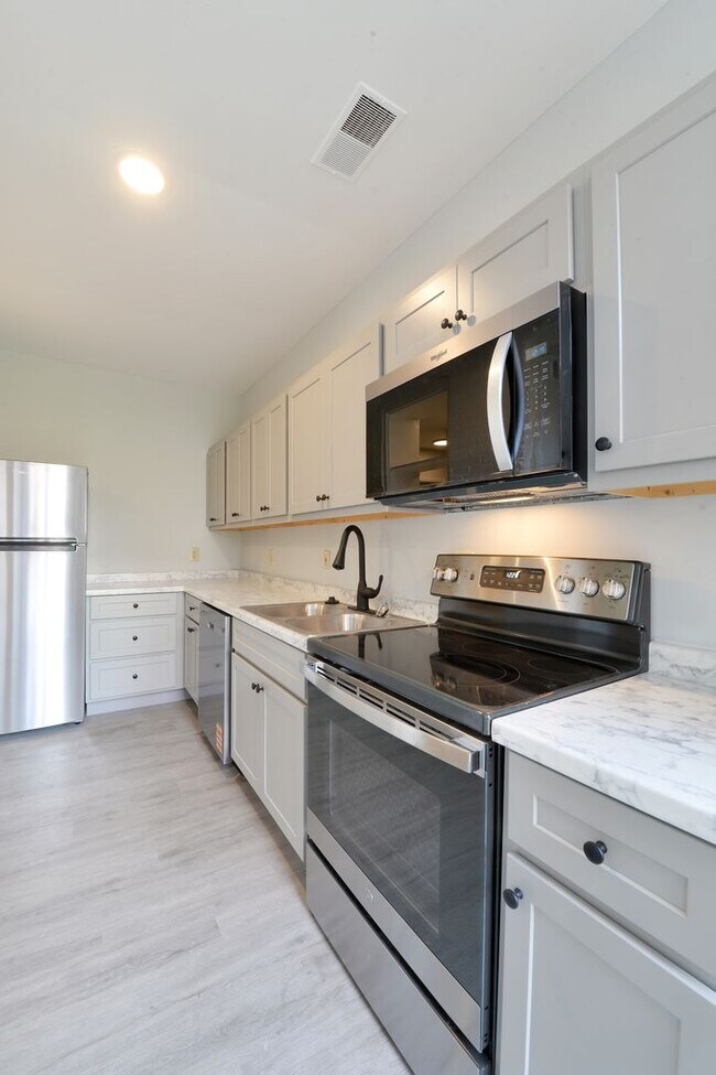 Foto del edificio - 818-AR Russell Blvd