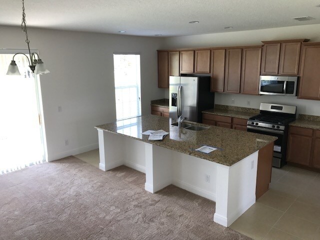 Foto del edificio - HUGE 5 BEDS TWO STORY!!! CLOSE TO HIGHWAYS...