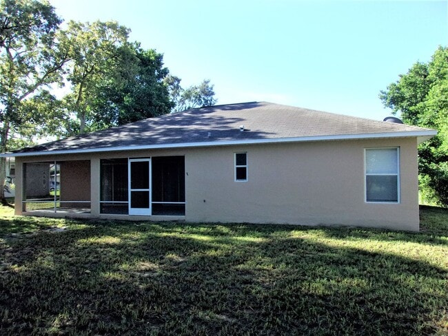 Building Photo - Centrally Located 3 Bedroom Single Family Home