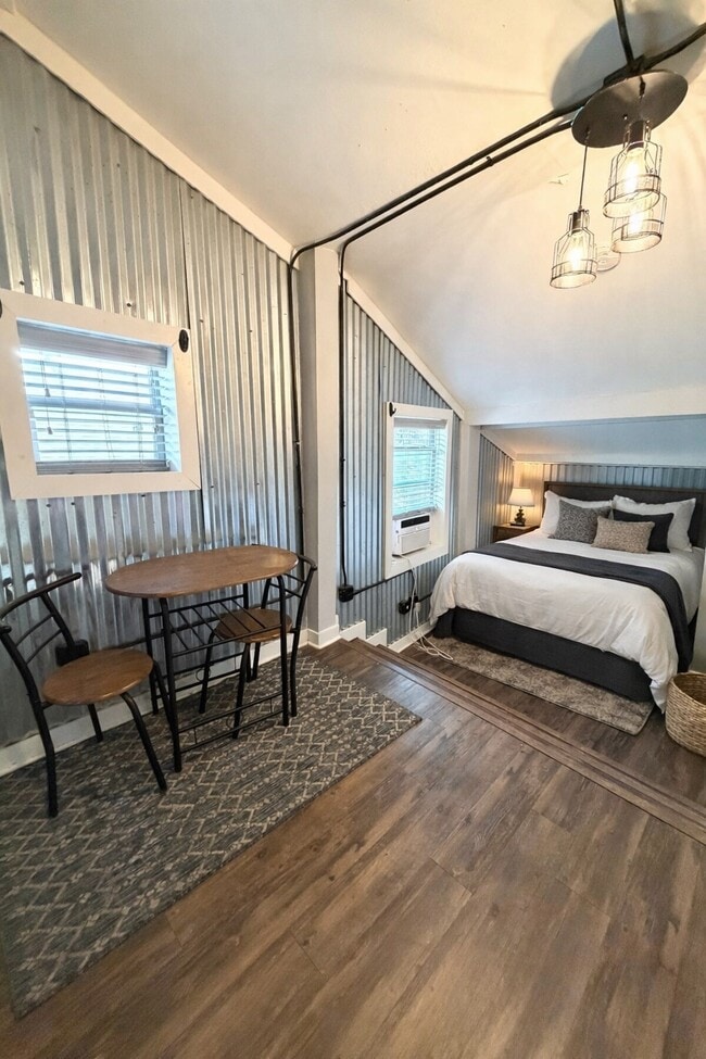 Building Photo - 4630 Woodside St