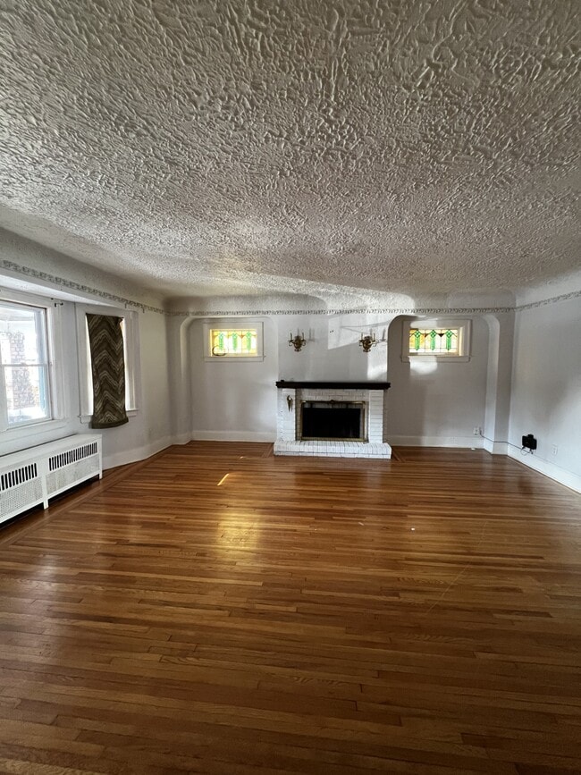 Building Photo - 1166 Victoria Av