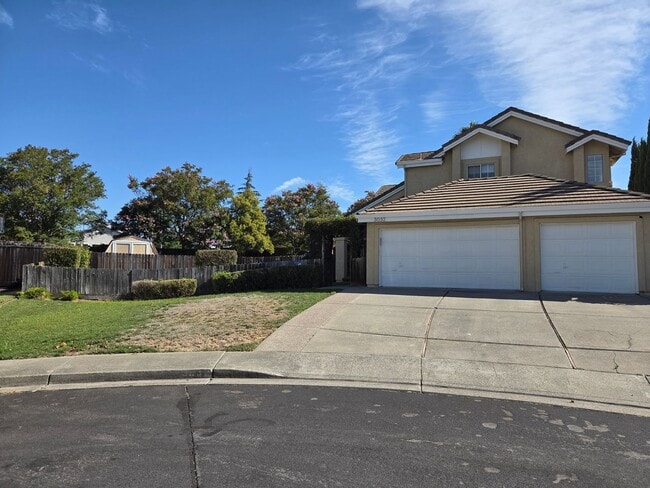 Building Photo - Spacious Laurel Creek Home