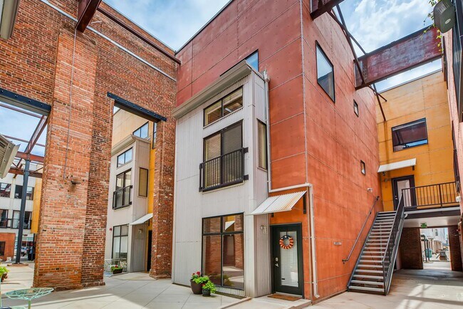 Building Photo - 3225 Blake St