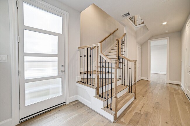 Foto del edificio - Stunning Modern Townhome in Central Location!