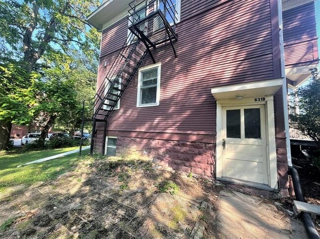 Photo - 831 E College St Apartment