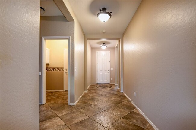 Foto del edificio - 4 bedroom 2 bath home in Highlands Ranch neighborhood in Chino Valley