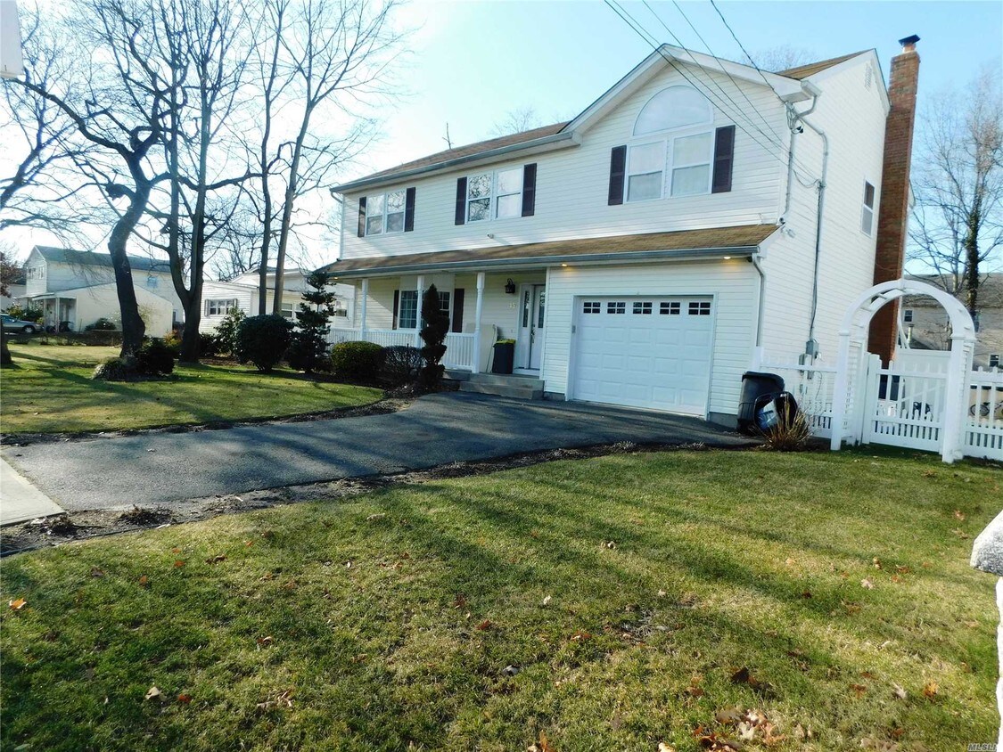 15 Iles Pl, Copiague, NY 11726 House for Rent in Copiague, NY