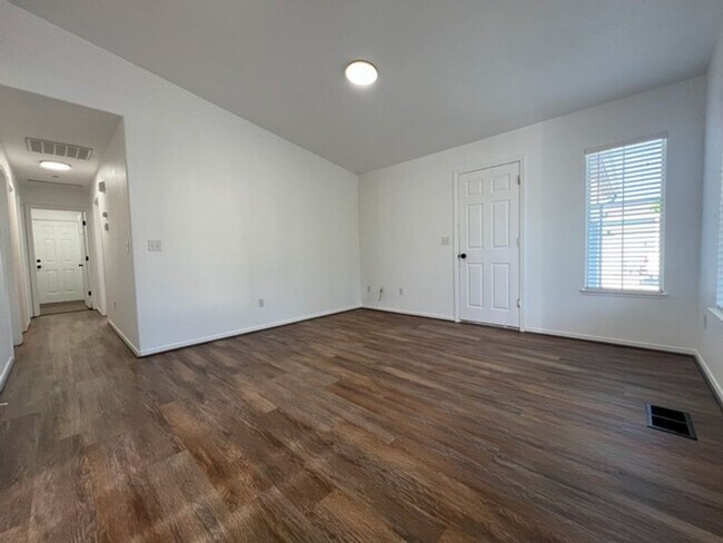 Foto del edificio - Refreshed Three Bedroom Cold Springs Home