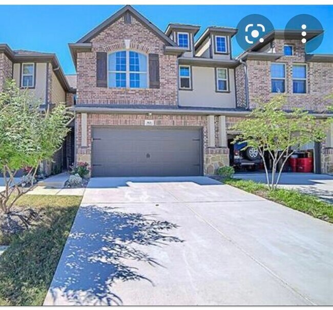 Frente - 913 Brookville Ct