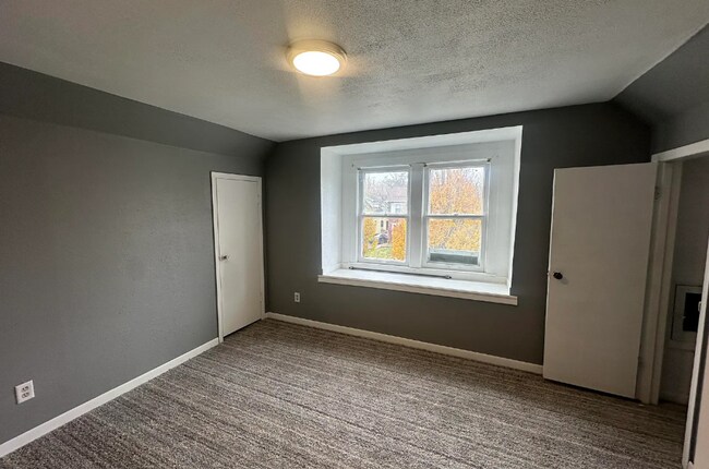 Foto del edificio - Spacious 3-Bedroom Home