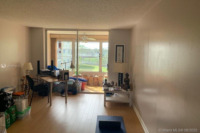 Foto del edificio - 8225 Sunrise Lakes Blvd