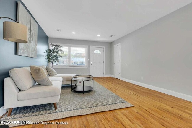 Building Photo - 1145 Roe Ave