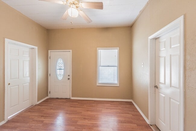 Building Photo - 413 N Hackberry