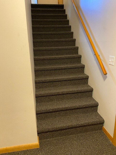 Escaleras que conducen al nivel inferior - 1504 N 19th st