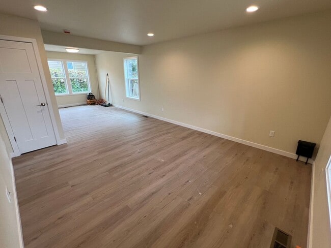 Building Photo - NEWLY RENOVATED! 4 beds, 2.5 ,a/c, dishwas...