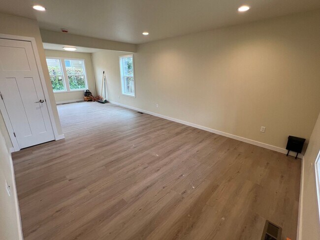 Foto del edificio - NEWLY RENOVATED! 4 beds, 2.5 ,a/c, dishwas...